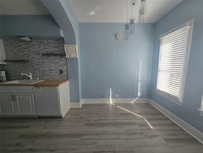 Building Photo - 725 Broadway Avenue J