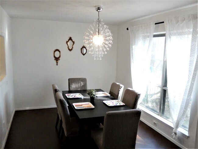 comida - 9106 Emberglow Ln