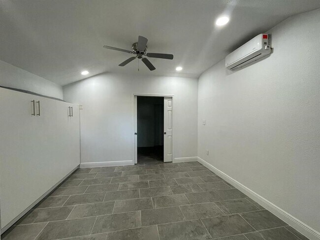 Building Photo - 7410 Ilex St