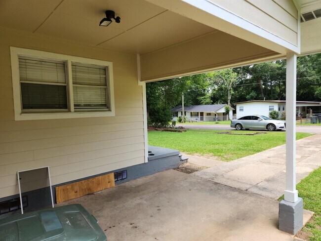 Building Photo - 1825 Tyndall Dr