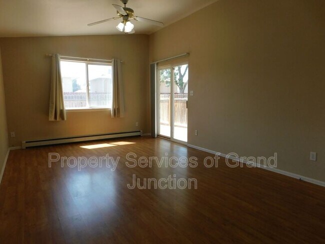 Foto del edificio - 493 Green Acres St