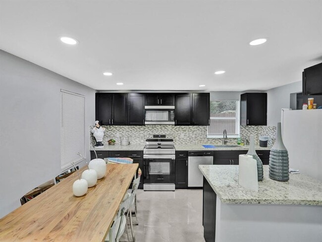Building Photo - 5073 SW 28th Ave