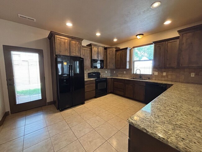 Foto del edificio - SPACIOUS HOME FOR RENT!