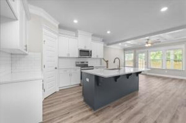 Building Photo - 1025 Linsmore Ave