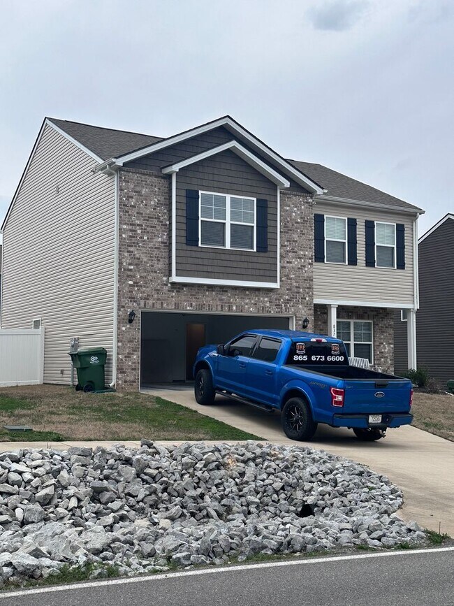 Building Photo - MUST SEE! Beautiful 3 bedroom, 2.5 bath 2 story home with fenced back yard! $2500 per month