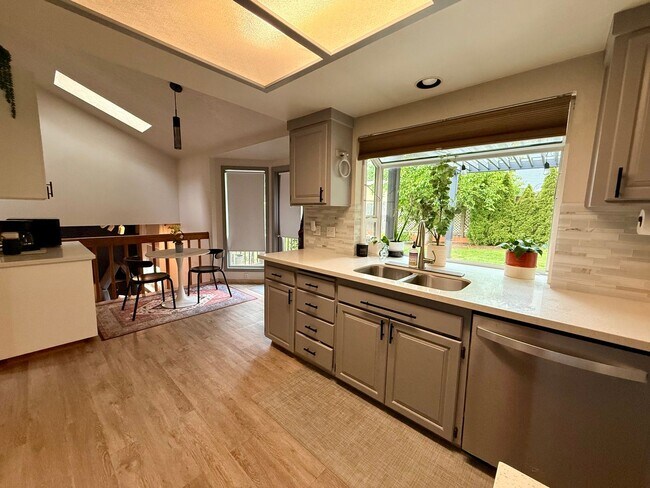 Foto del edificio - Charming 3 Bedroom Split-Level Home with Multiple Living Rooms & Spacious Back Yard