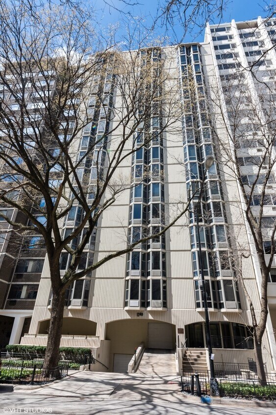 Primary Photo - 1340 N Dearborn Pkwy