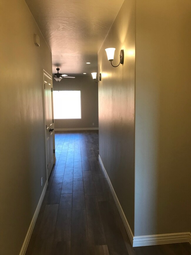 Building Photo - Like new 3 bedroom 2 bath Duplex in Ivins!!