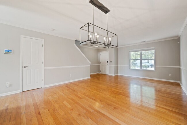 Building Photo - Beautiful updated 4 bedroom 2.5 bath singl...