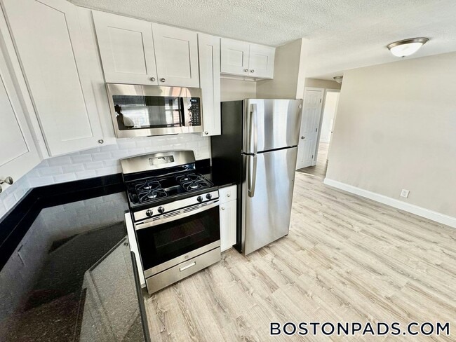 Building Photo - 108 Shawomet Ave