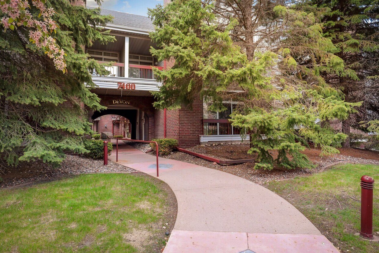 Primary Photo - 7400 Edinborough Way