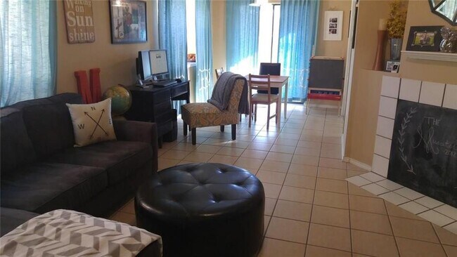 Foto del edificio - 1324 Daffodil Ln
