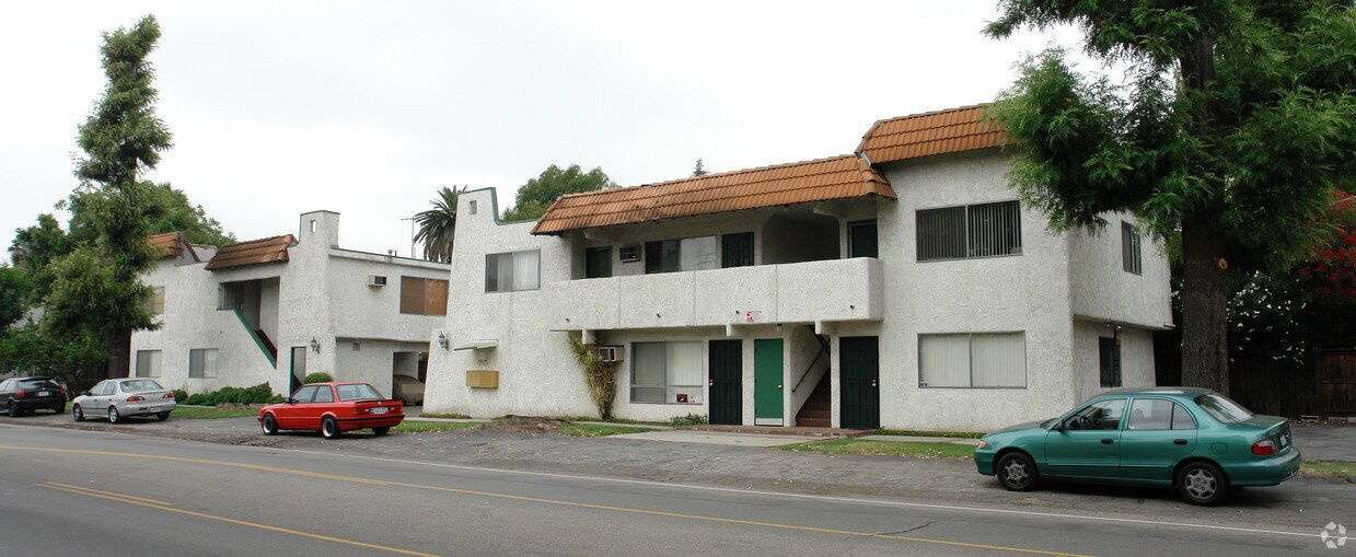 Building Photo - 13805 Moorpark St