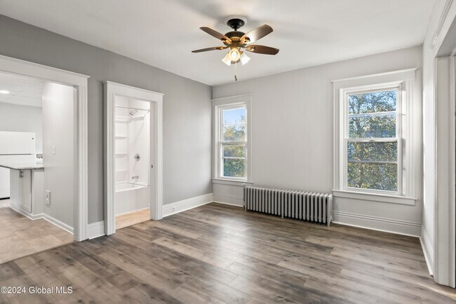 Foto del edificio - 776 Pawling Ave