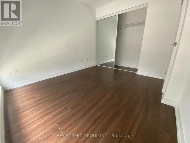 Photo du bâtiment - 4065 Confederation Pkwy