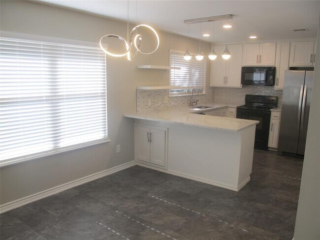 Building Photo - 3504 Roanoke Dr
