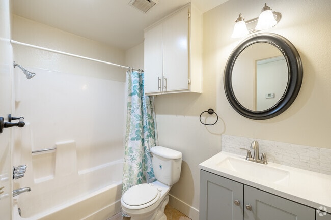 1 dormitorio, 1 baño - 56 m² - Baño - 5000 Laurel Canyon Blvd