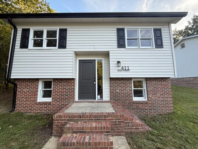 Photo - 411 Doak St House