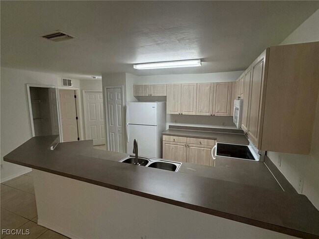 Foto del edificio - 1321 Diplomat Pkwy E