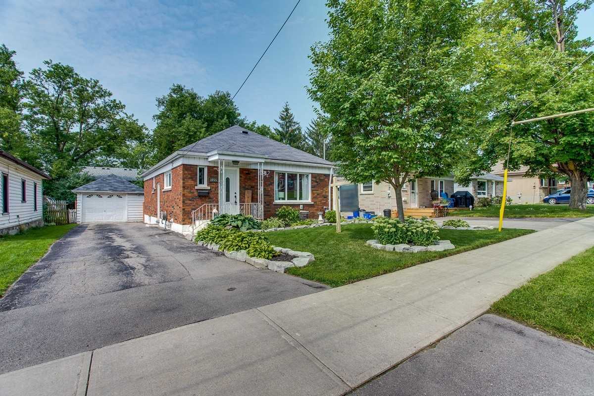 Building Photo - Modern 2 Bedroom Basement Unit– All Utilities & Parking Included – $1,899/month