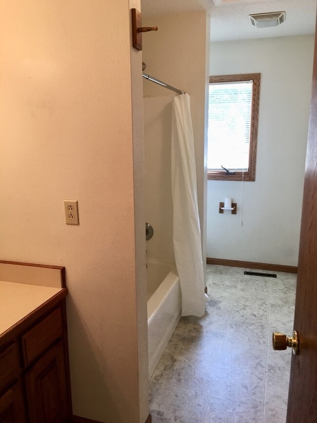 Building Photo - Very Nice 2 bedroom 1 bath duplex