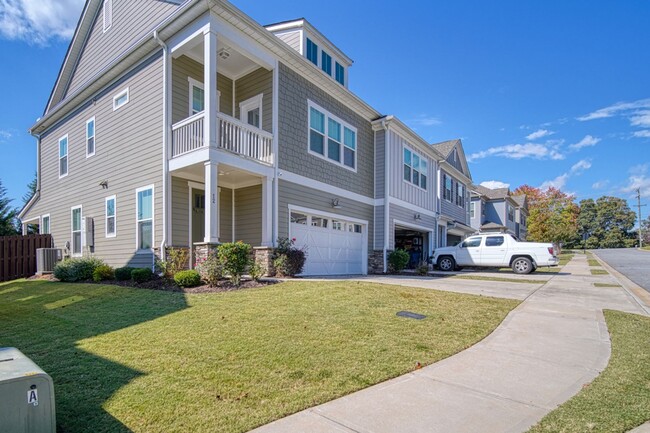 Building Photo - Lovely Townhome, 3BR, 2.5BA, Loft, 2 Car G...