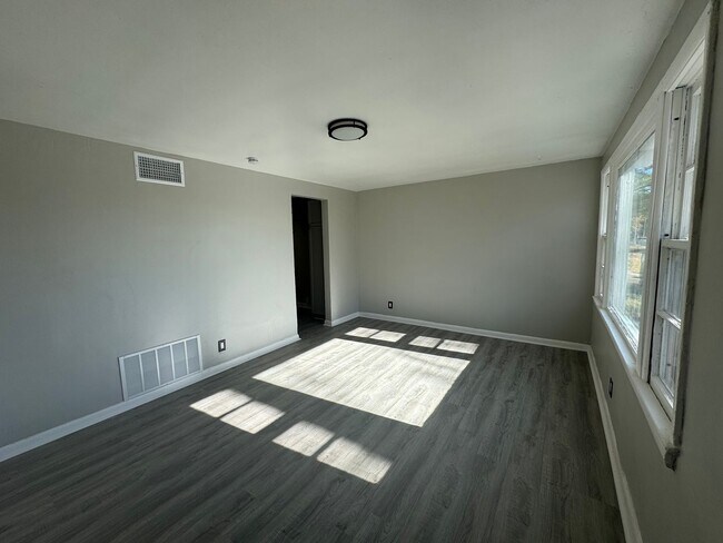 Foto del edificio - Cozy 2-bed with yard on quiet street