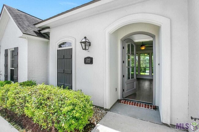 Building Photo - Trendy 4 bedroom, 2 bath home in coveted D...