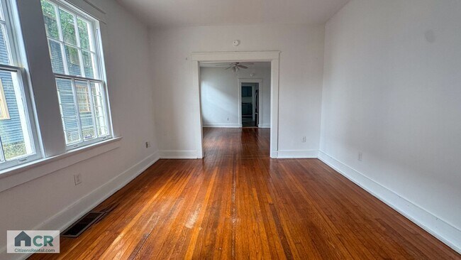 Building Photo - 3 Bedroom on Broadway!