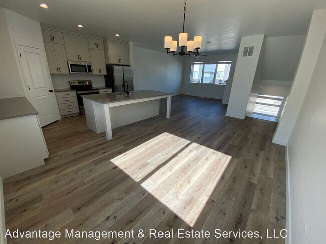 Building Photo - 3 br, 2.5 bath House - 498 S 1040 W