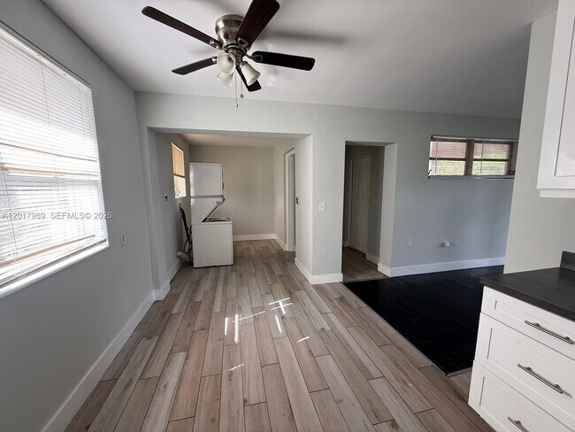 Foto del edificio - 4393 Davis Rd