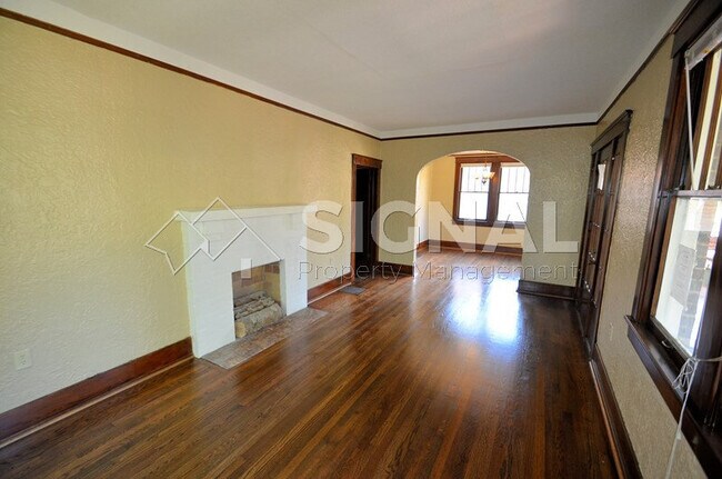 Building Photo - 711 9th Ave W