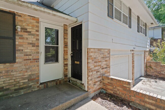 Foto del edificio - Charming & Newly Updated 2BR Duplex with F...