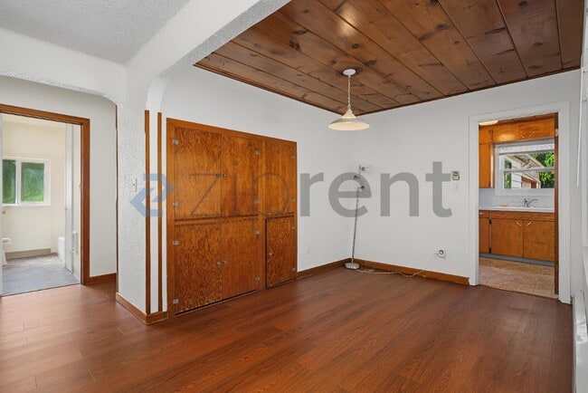 Building Photo - Unit