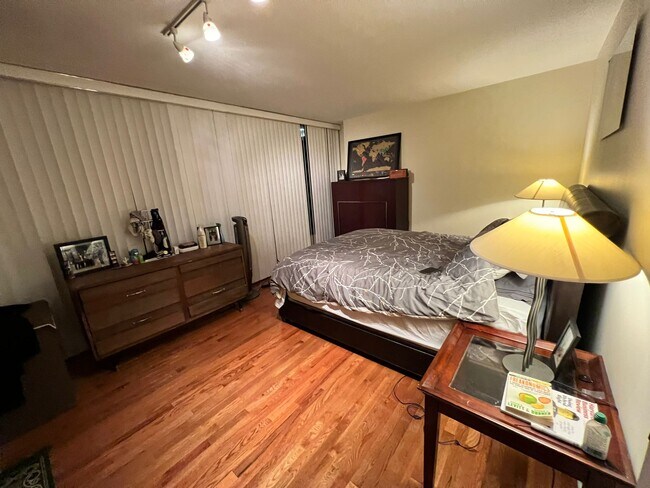 bedroom - 230 E Ontario St