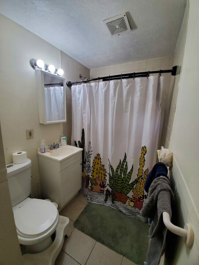 Building Photo - 17 Bay St