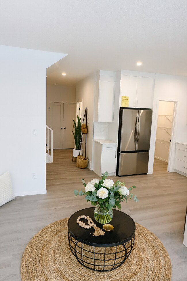 Photo du bâtiment - 7729-174A 174A Ave NW