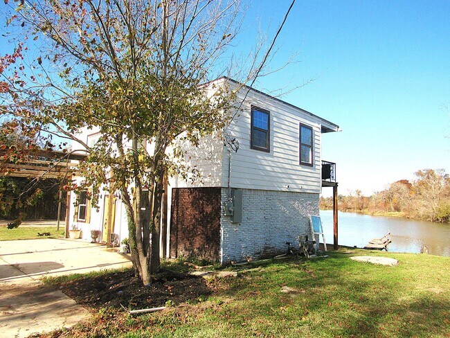 Foto del edificio - Fully Furnished Humble Duplex on the Water