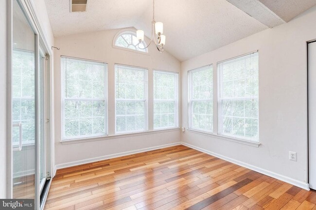 Building Photo - Stunning 2bd 2bth Penthouse-Level Condo in...