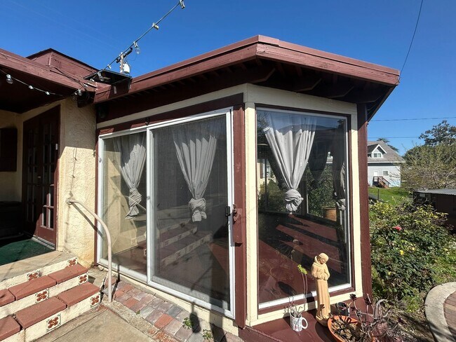 Foto del edificio - Cozy 2-Bedroom Duplex with Fireplace & Sunroom in Vista – Don’t Miss Out!