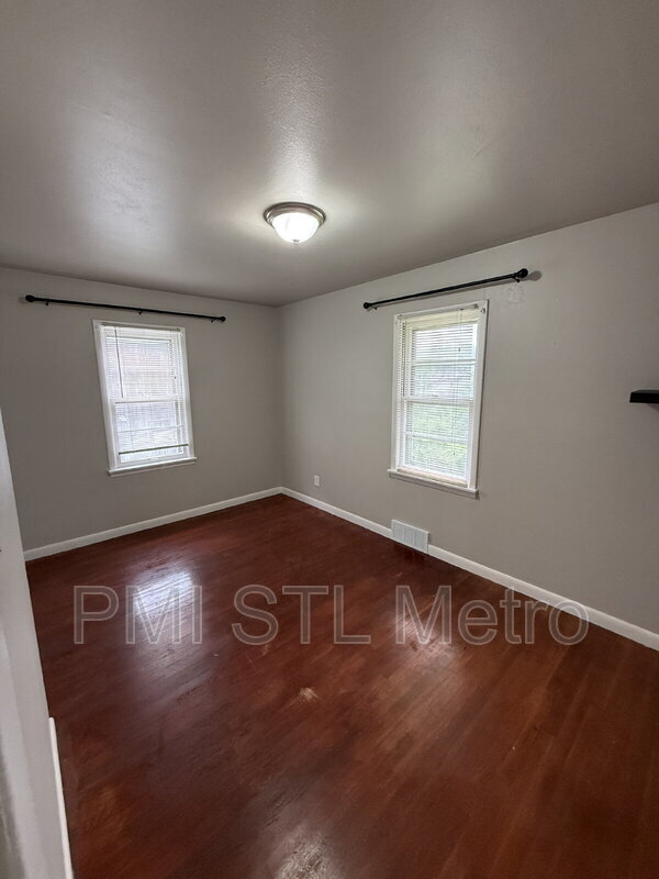 Foto del edificio - 6241 Lorraine Ave