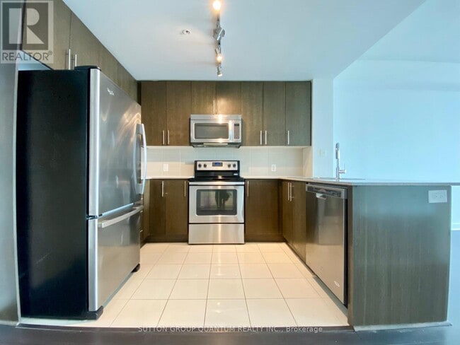 Building Photo - 3985-3985 Grand Park Dr
