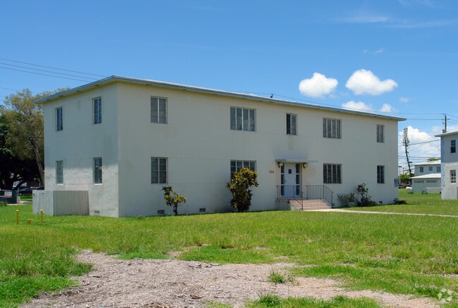 Building Photo - Delux Court Apartments