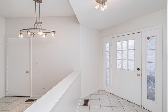 Building Photo - 1165 Cambria Ln S