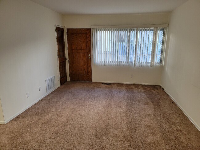 sala de estar - 1018 E Imperial Ave