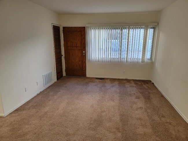 living room - 1018 E Imperial Ave