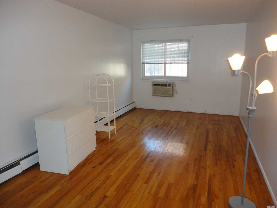 Foto del edificio - 144-37 Barclay Ave