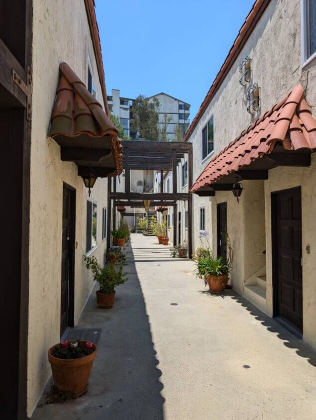 Patio con servicio de ascensor a todos los pisos. - Villa Antigua