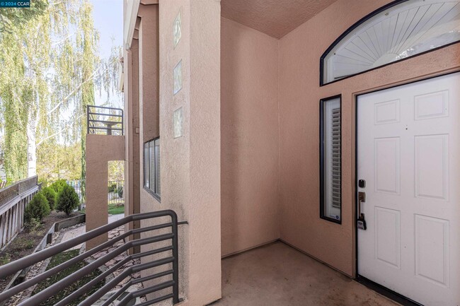 Building Photo - 3105 Lakemont Dr