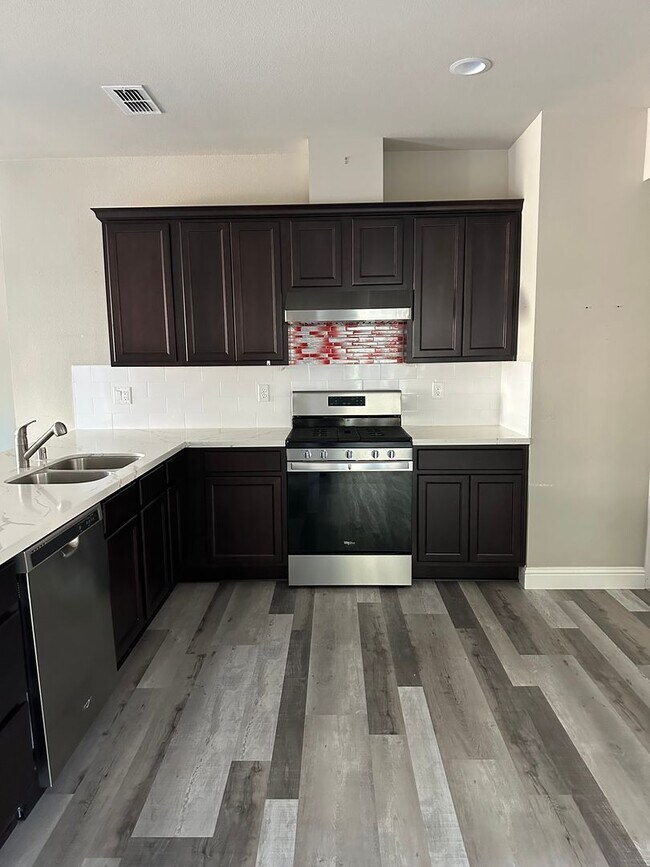 Building Photo - LARGE FOUR BEDROOM HOME IN SALT CREEK